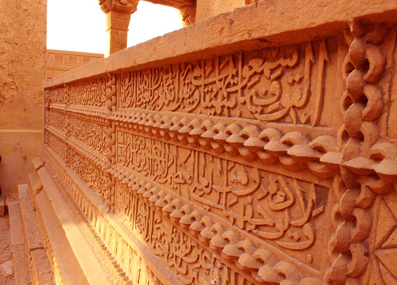 File:Close to grave in Makli Necropolis.jpg