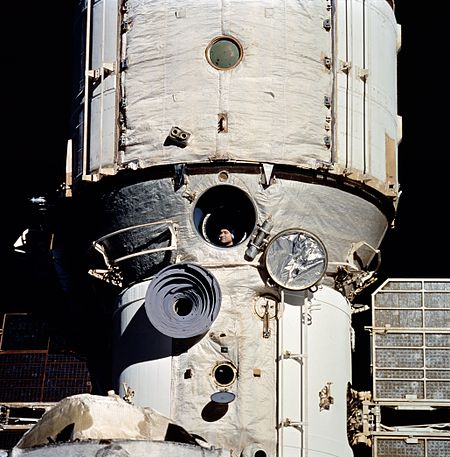 Tập_tin:Cosmonaut_Polyakov_Watches_Discovery's_Rendezvous_With_Mir_-_GPN-2002-000078.jpg