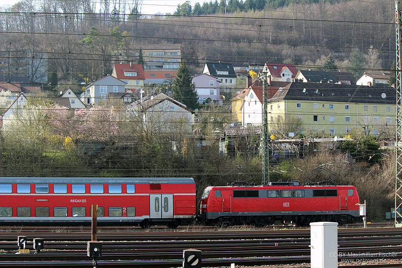 File:DB BR111 mit Dostos im Bahnhof Treuchtlingen (13516176923).jpg