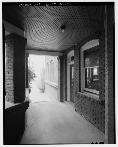 File:DETAIL OF INTERIOR OF PORCH SHOWING SECONDARY FRONT ENTRY TO PASSAGEWAY LEADING TO TELLER'S WINDOWS. VIEW TO WEST. - Boise Project, Boise Project Office, 214 Broadway, Boise, Ada HAER ID,1-BOISE,29-12.tif