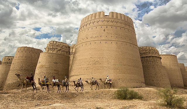 A caravan in front of the high walls of the Derawar Fort in Bahawalpur, Punjab, Pakistan Photograph: Tahsin Shah Licensing: CC-BY-SA-4.0