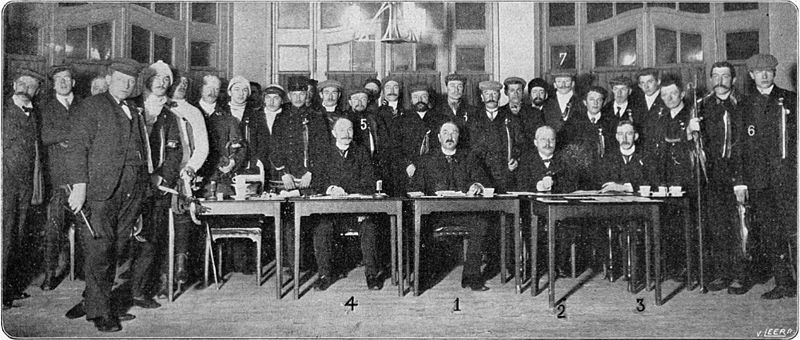 File:Deelnemers aan de eerste elfstedentocht 1909.jpg