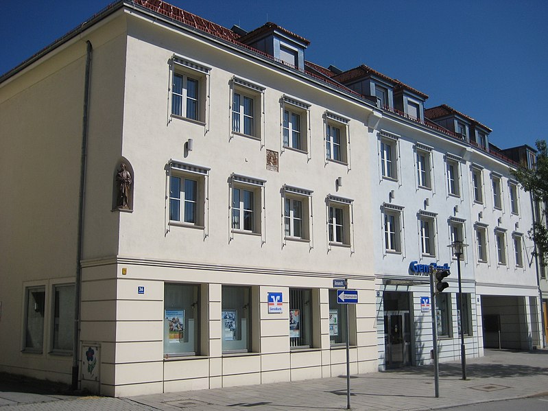 File:Deggendorf, Oberer Stadtplatz 32, 34, 36.JPG