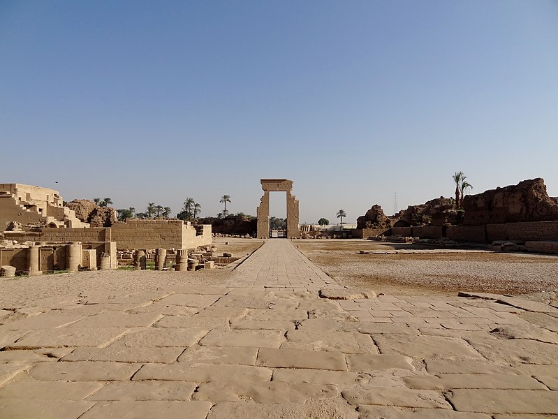 File:Dendera Tempel Nordtor 15.jpg