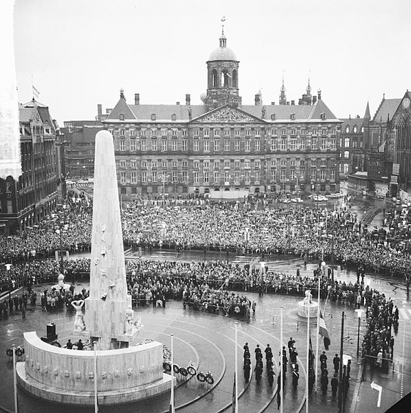 File:Dodenherdenking, twee minuten stilte op de Dam te Amsterd overzicht, Bestanddeelnr 917-7258.jpg