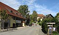 Dorfstraße mit Gasthof Raben (li) und Dorfcafé (re)