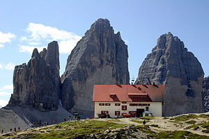 Dreizinnenhütte cu Drei Zinnen în fundal