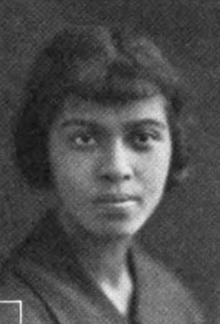 Edith Pemain di usia 17 tahun, seorang wanita Afrika-Amerika yang mengenakan rambutnya di tahun 1920-an bob dengan poni.