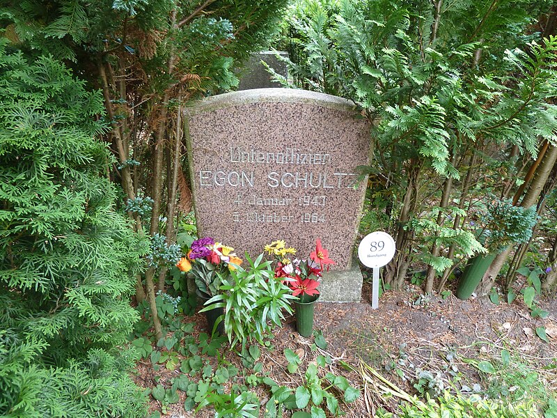 File:Egonschultzgrave.jpg