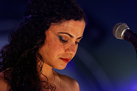 Emel Mathlouthi en concert à Crozon lors du festival du Bout du Monde dans le Finistère, France, le 4 août 2012.