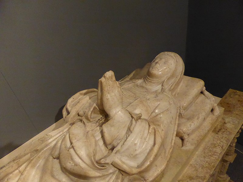 File:Escultura yacente de Beatriz Galindo, en el Museo de los Orígenes, de Madrid.JPG