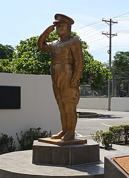 Estatua de José Antonio Remón Cantera - Sede de la Policía Nacional de Panamá (2012).jpg