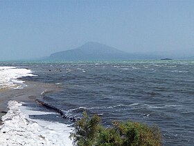 Vue de l'Afderà depuis le nord dominant le lac Afderà avec l'Alayta dans le lointain à droite.