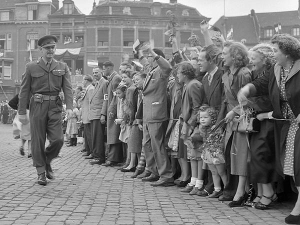 Shooting of a scene for Betrayed in Maastricht. Clark Gable walks past a crowd (1953)