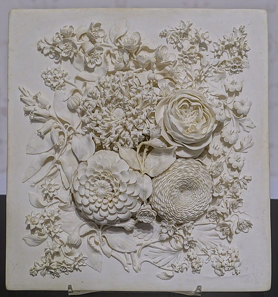 File:Floral plaque, England, Bristol, c. 1776, hard-paste porcelain - Montreal Museum of Fine Arts - Montreal, Canada - DSC09423.jpg