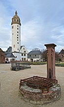 Frankfurt-Höchst, fountain at the castle, Totale.jpg