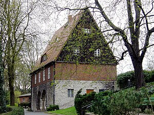 Friedhof Heerstraße: Geografische Lage, Friedhofsanlage, Trauerhalle