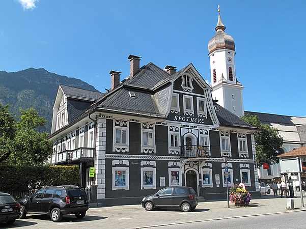 Garmisch, la pharmacie et la tour de l'église (die Sankt Martin Kirche).