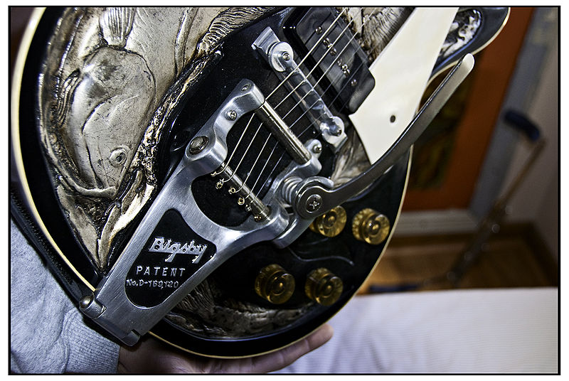 File:Gibson Les Paul vintage, with carved, Bigsby Patent No D 169,120.jpg