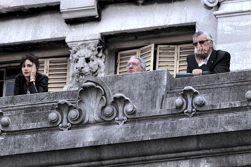 File:Gioja y Recalde observando la multitud.jpg