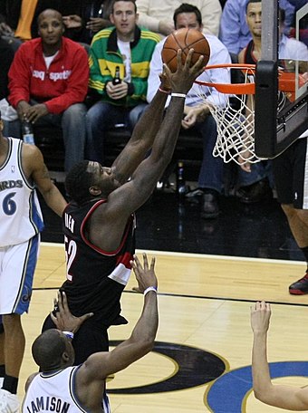 Oden dunking in a game while with Portland