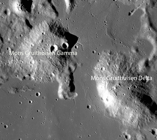 Gruithuisen Domes: the Gamma and Delta domes are separated by a relatively flat basaltic plain (2021) Gruithuisen Domes- A Lunar Mystery (LROC1133 - content GruithuisenDomes label).png