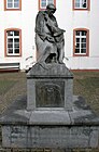 Statue des Heiligen Franziskus im Innenhof neben der Kirche