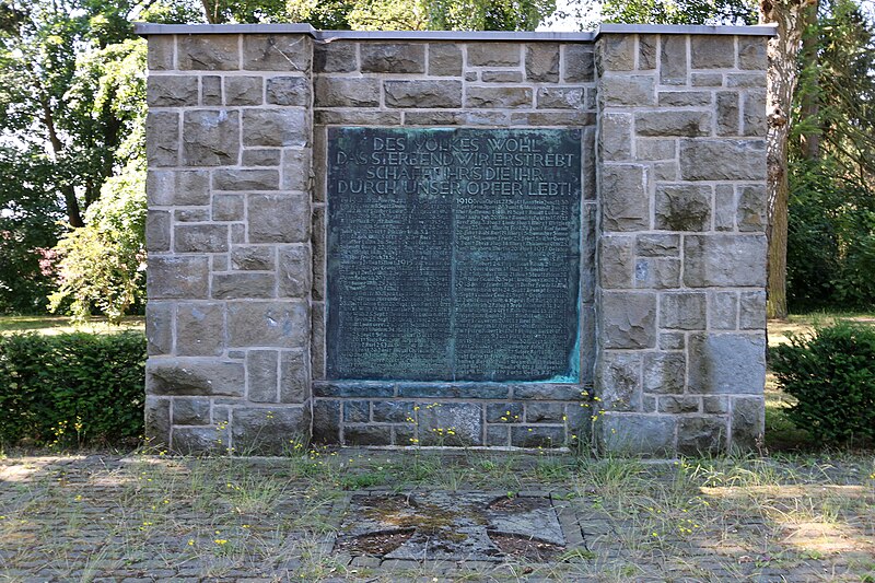 File:Herborn - Marienbader Park - Ehrenmal I. WK (02.07.2015).jpg