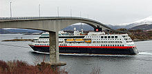 Das Schiff Midnatsol der Hurtigruten unter der Herøybrua