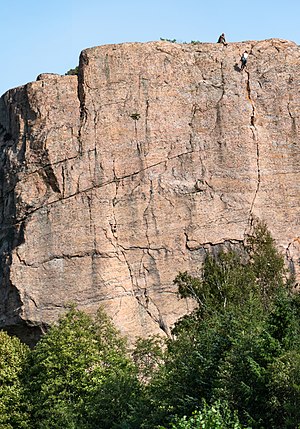 High cliff in Lyse with climbers