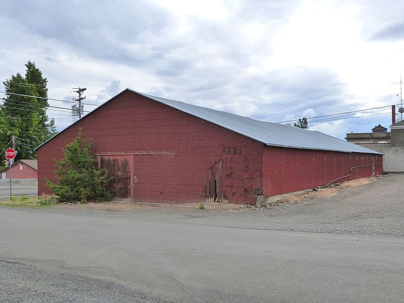 File:Hollen and Sons warehouse NE - Condon Commercial HD 32 - Condon Oregon.jpg