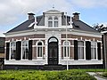 This is an image of rijksmonument number 468931 Huis met de vazen, a house at Vaart NZ 76, Assen.