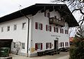 Humprehtstraße 1, Umrathshausen; Gasthaus, zweigeschossiger Flachsatteldachbau mit Hochlaube, Firstpfette bez. 1845. This is a picture of the Bavarian Baudenkmal (cultural heritage monument) with the ID D-1-87-132-50 (Wikidata)