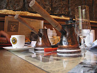 Cafeteiras de cabo longo em um café armênio, 2008