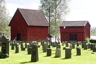 Kyrkboden (t.v.) och tiondeboden från 1700-talet till höger.