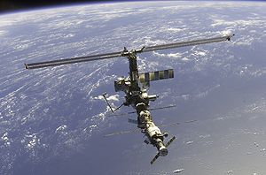 Den internasjonale romstasjonen fotografert av mannskapet på STS-110 17. april 2002. Foto: NASA