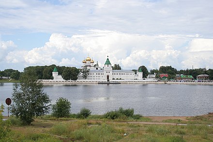 На какой реке стоит кострома. Ипатьевский монастырь близ Костромы. Боголюбов Ипатьевский монастырь близ Костромы. Река у Ипатьевского монастыря. Монастырь на Волге Кострома.