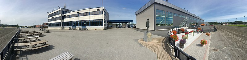 File:Jarlsberg travbane Tønsberg Norway statue of Ulf thoresen 2017-08-30 01 distorted panorama 01.jpg