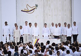 Jefa de Estado participa en ceremonia de la Firma de la Paz entre el Gobierno de Colombia y las FARC E.P. (29659979080).jpg