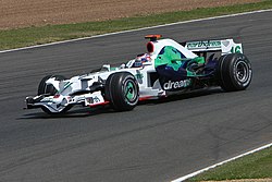 2008年イギリスGPを走行中のRA108 ドライバーはジェンソン・バトン