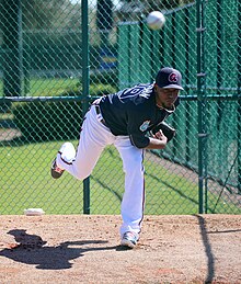 Julio Teheran throws a side session (24911219179).jpg