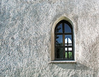 Ett av kyrkans små fönster.