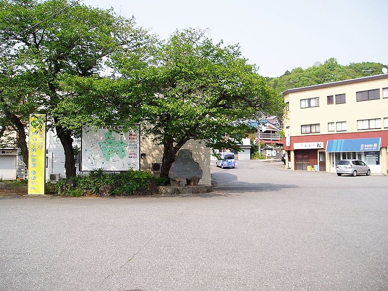 File:Kami-oi Sta front place.jpg