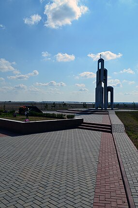 Помнік ахвярам нацыстаў, усталяваны зусім ня ў тым месцы. Існуе таксама помнік, усталяваны за савецкім часам