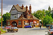 Kingswood station exterior 1995 (geograph 5448190).jpg