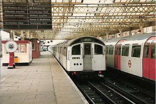 LT Bakerloo Line train, Queens Park, 1986 87