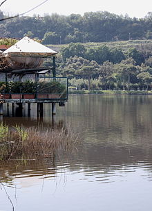 Uno dei ristoranti che si trovano lungo le sponde del lago