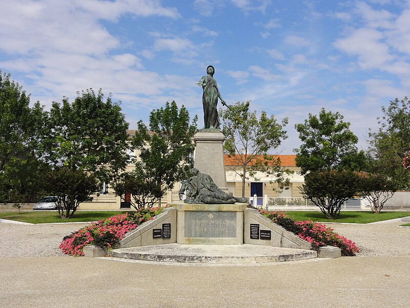 File:Lesparre-Médoc mom 0.JPG