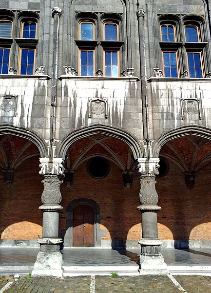 File:Liège, cour du Palais des Princes-évêques03.jpg