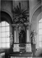 Altartavlan i Ljustorps kyrka föreställer Nattvarden och Korsfästelsen, målad 1757.